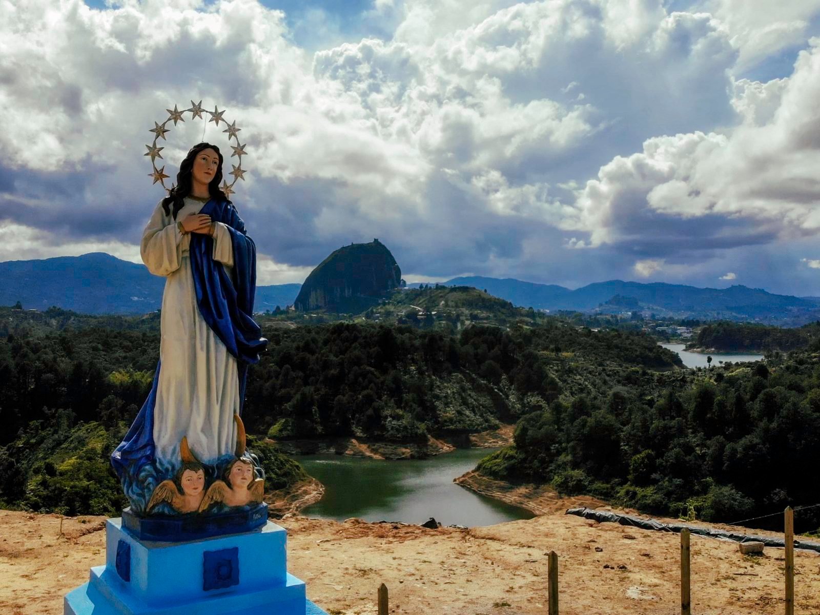 Virgin Mary statue at Balcón de los Dioses overlooking Piedra del Peñol and the Guatapé reservoir